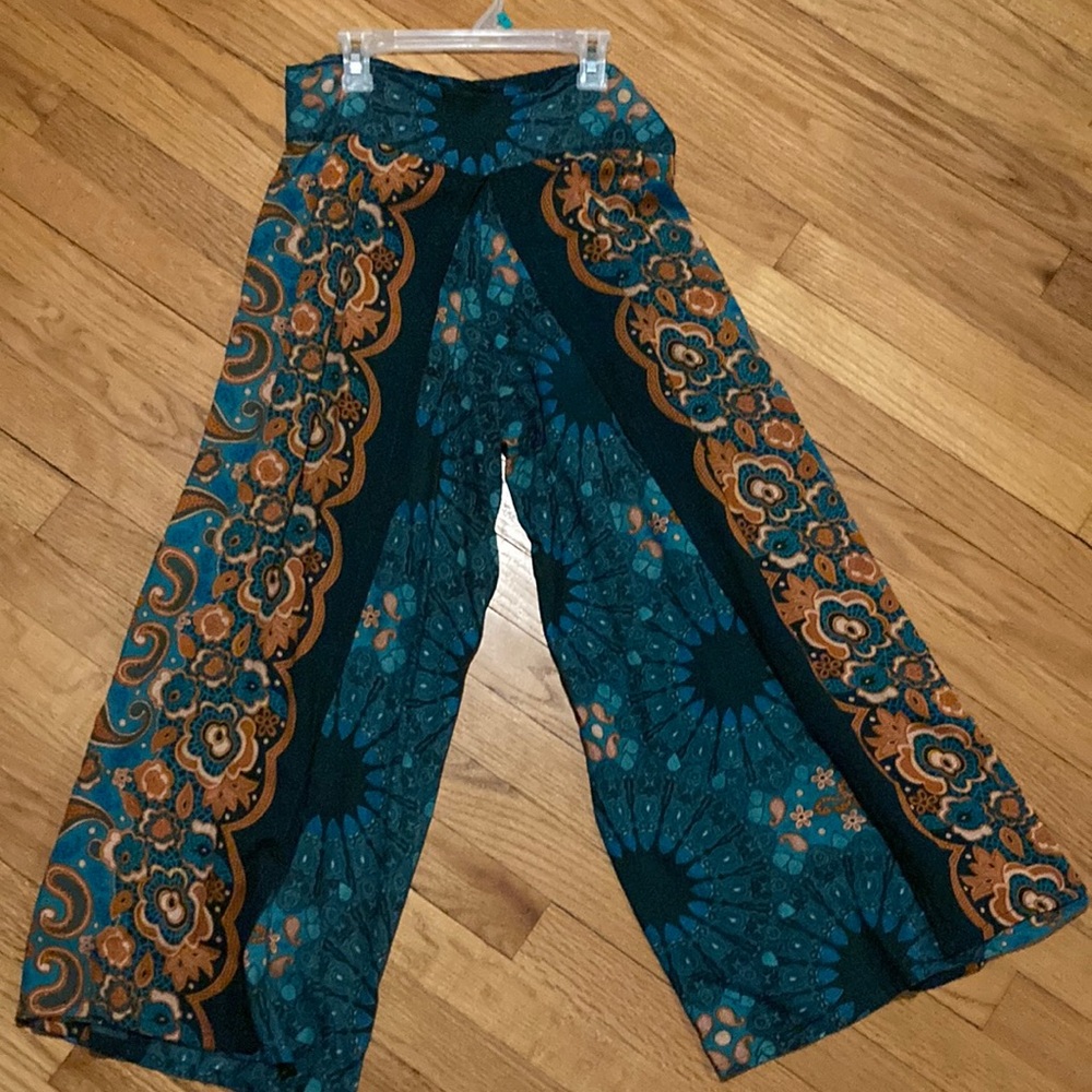 Very boHo style split pants with wide waistband elastic back.